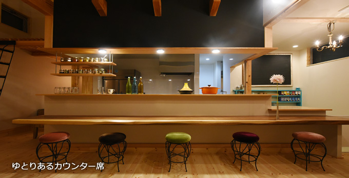 Project『神谷カフェ』 ゆとりあるカウンター席