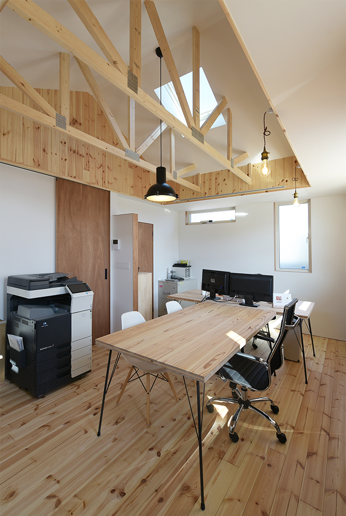 Project『有限会社小林設計所　弟ノ下事務所』事務室（圧迫感のな吹き抜けのような勾配天井）