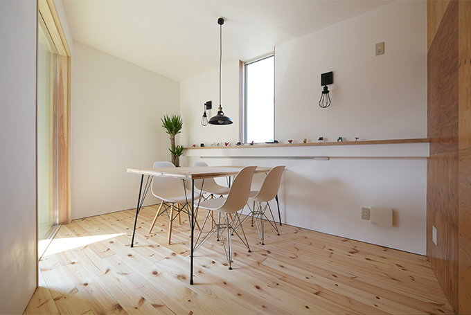 Project『有限会社小林設計所　弟ノ下事務所』打ち合わせ室（イームズチェアと大きな開口）