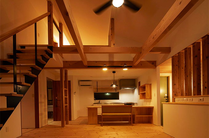 Project『有限会社小林設計所　弟ノ下事務所』打ち合わせ室（イームズチェアと大きな開口）